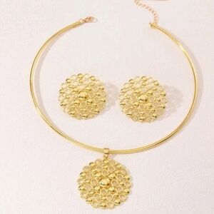Set of Gold tone‎ Hollow Out Round Charm beaded pendant Necklace & Stud Earrings